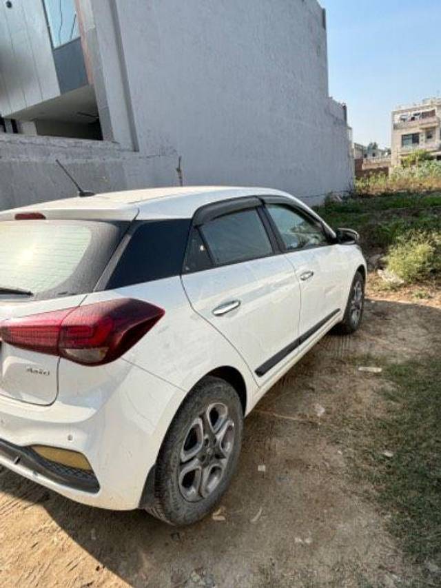 https://images10.gaadi.com/usedcar_image/3712264/original/processed_a7ae7f92-70b3-4c56-ac96-23bf7640a20b.jpeg?imwidth=6401
