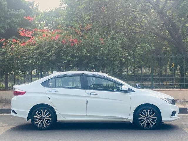 https://images10.gaadi.com/usedcar_image/3712270/original/img2932579__used_car_2932579_1702191334.jpg?imwidth=6401