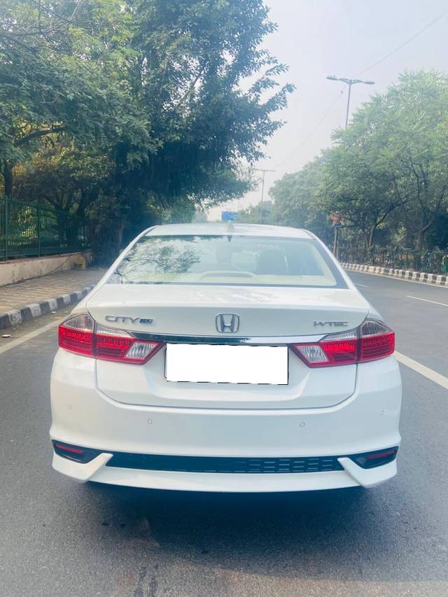 https://images10.gaadi.com/usedcar_image/3712270/original/processed_img2932579__used_car_2932579_1702191340.jpg?imwidth=6402