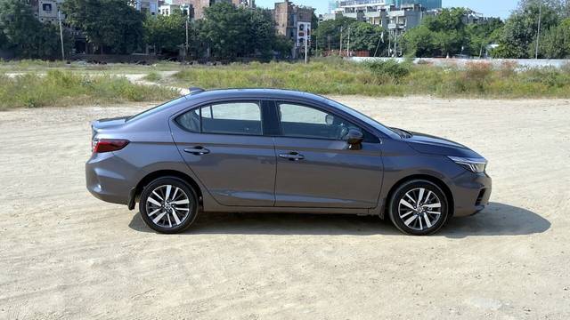 https://images10.gaadi.com/usedcar_image/3712449/original/img2932648__used_car_2932648_1702197525.jpg?imwidth=6401