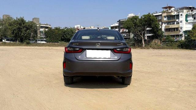 https://images10.gaadi.com/usedcar_image/3712449/original/processed_img2932648__used_car_2932648_1702197523.jpg?imwidth=6402