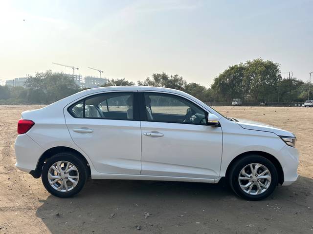 https://images10.gaadi.com/usedcar_image/3712535/original/img2932670__usedcar_img_3378_2932670_1702200938.jpeg?imwidth=6401