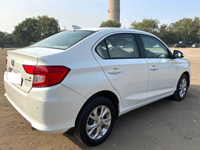 https://images10.gaadi.com/usedcar_image/3712535/original/processed_img2932670__usedcar_img_3376_2932670_1702200937.jpeg?imwidth=6402