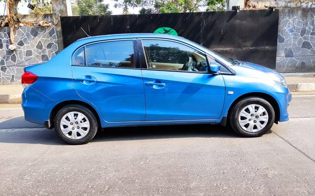 https://images10.gaadi.com/usedcar_image/3712551/original/img2932680__used_car_2932680_1702200925.jpg?imwidth=6402