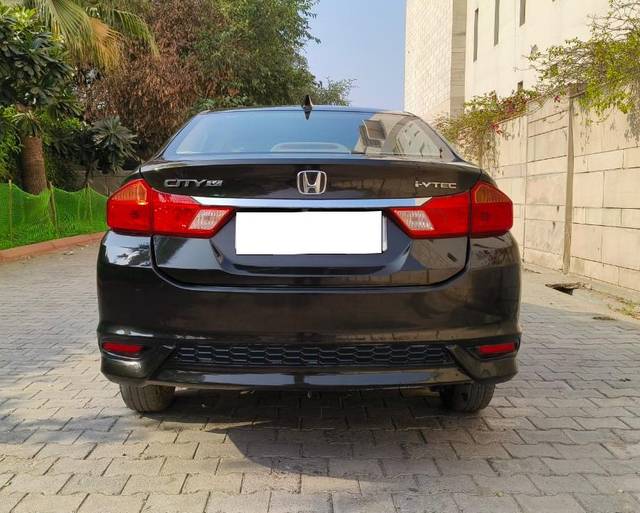 https://images10.gaadi.com/usedcar_image/3712701/original/processed_img2932735__used_car_2932735_1702207671.jpg?imwidth=6401
