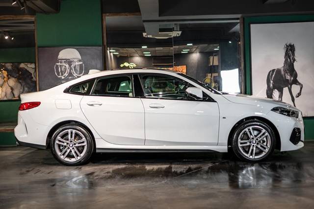 https://images10.gaadi.com/usedcar_image/3712859/original/img2932808__usedcar_7_6131702212627_1702212633.jpeg?imwidth=6401