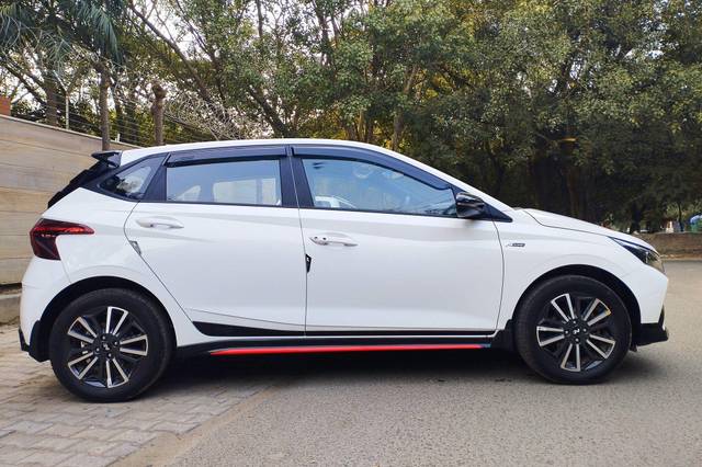 https://images10.gaadi.com/usedcar_image/3712897/original/processed_img2932819__used_car_2932819_1702292783.jpg?imwidth=6401