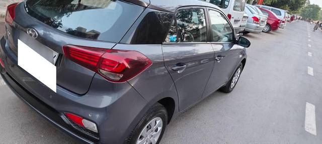 https://images10.gaadi.com/usedcar_image/3713167/original/processed_0f19dcee-3a88-42e9-bb18-4d021fc47256.jpg?imwidth=6401