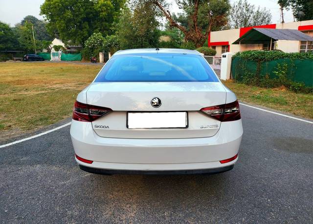 https://images10.gaadi.com/usedcar_image/3713403/original/processed_img2932879__used_car_2932879_1702244656.jpg?imwidth=6402