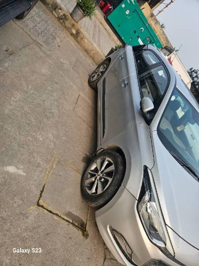 https://images10.gaadi.com/usedcar_image/3713436/original/processed_a12ce634-1a48-4266-95e4-22a6f9cf7eb9.jpg?imwidth=6402