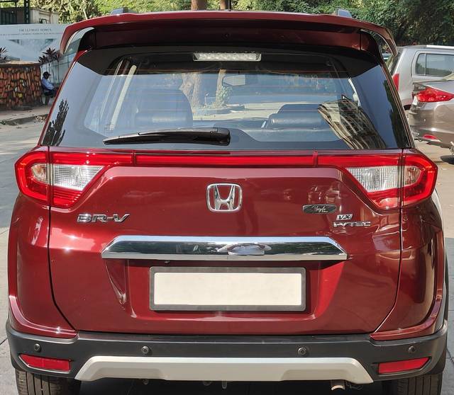 https://images10.gaadi.com/usedcar_image/3713832/original/processed_img2932999__used_car_2932999_1702278450.jpg?imwidth=6402