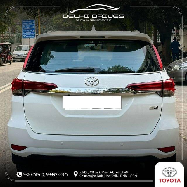 https://images10.gaadi.com/usedcar_image/3714181/original/processed_img2933150__used_car_2933150_1702494357.jpg?imwidth=6402