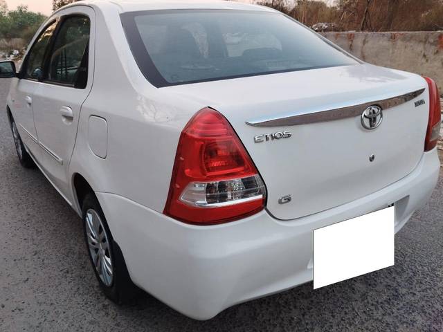 https://images10.gaadi.com/usedcar_image/3714288/original/processed_img2933212__usedcar_photo_2023_12_11_12_35_03_7601702292161_1702292170.jpg?imwidth=6402