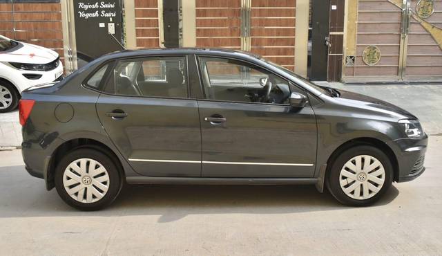 https://images10.gaadi.com/usedcar_image/3714493/original/processed_img2933340__used_car_2933340_1702297384.jpg?imwidth=6401