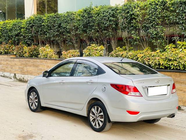 https://images10.gaadi.com/usedcar_image/3716424/original/processed_img2934141__used_car_2934141_1702387555.jpg?imwidth=6402