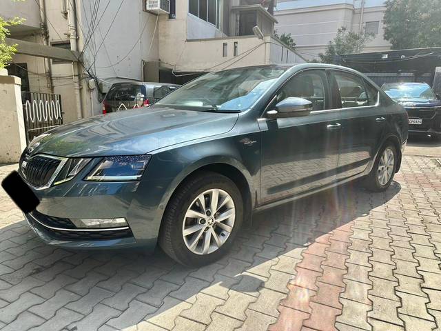 https://images10.gaadi.com/usedcar_image/3746763/original/processed_img2946941__used_car_2946941_1703762682.jpg?imwidth=6402