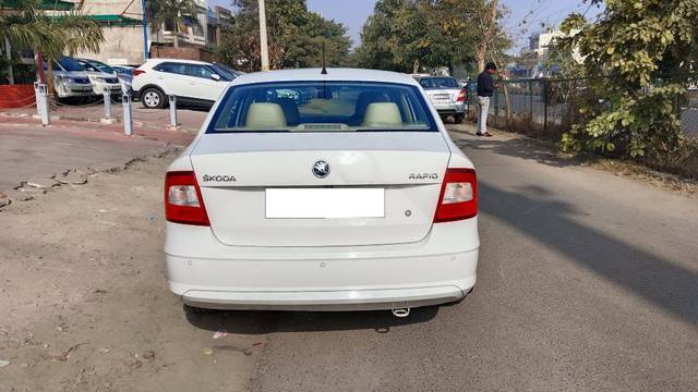 https://images10.gaadi.com/usedcar_image/3748344/original/processed_img2947559__used_car_2947559_1703844982.jpg?imwidth=6402