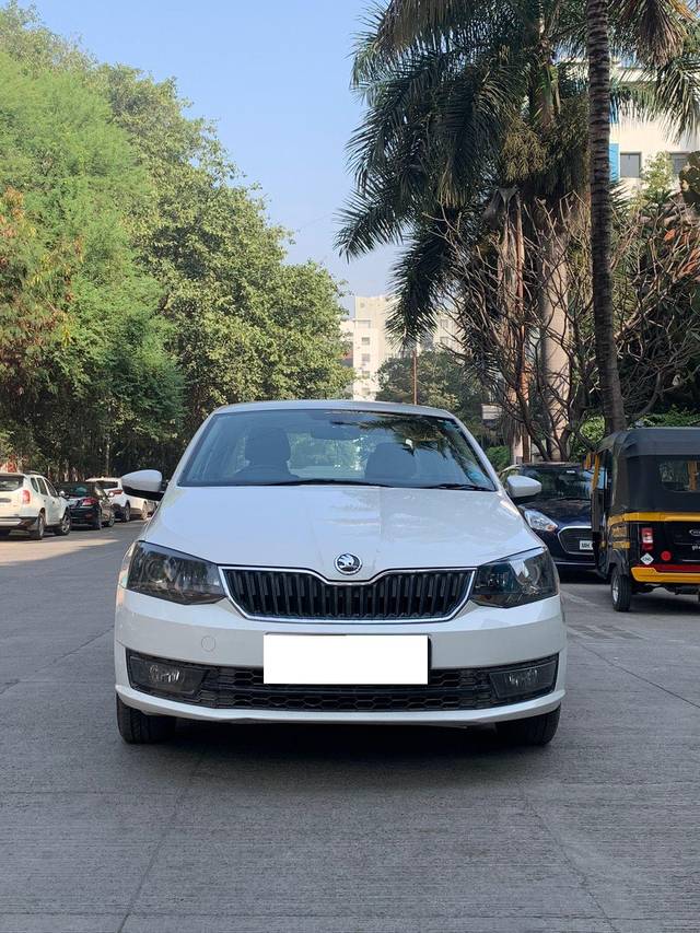 https://images10.gaadi.com/usedcar_image/3776035/original/processed_img2957862__used_car_2957862_1705474667.jpg?imwidth=6400