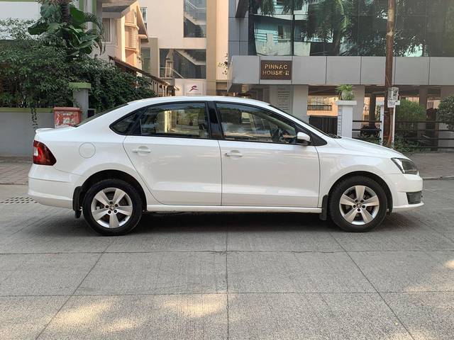 https://images10.gaadi.com/usedcar_image/3776035/original/processed_img2957862__used_car_2957862_1705474671.jpg?imwidth=6401