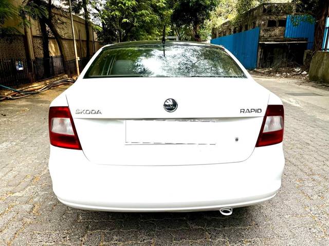 https://images10.gaadi.com/usedcar_image/3804579/original/processed_processed_img2969651__used_car_2969651_1706870260.jpg?imwidth=6402