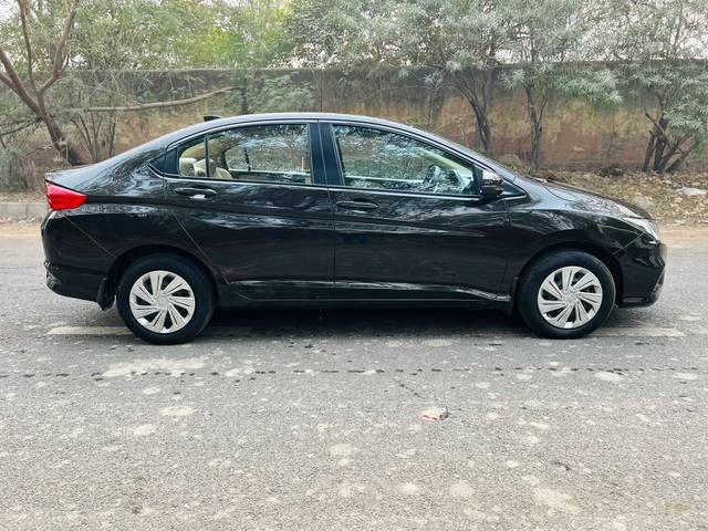 https://images10.gaadi.com/usedcar_image/3815002/original/c2730ef15d650174862ec4475ae9c642.jpg?imwidth=6401