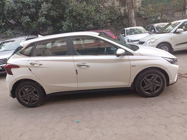 https://images10.gaadi.com/usedcar_image/3815084/original/processed_fd8dc553605d681329bd80f7545abef3.jpg?imwidth=6401