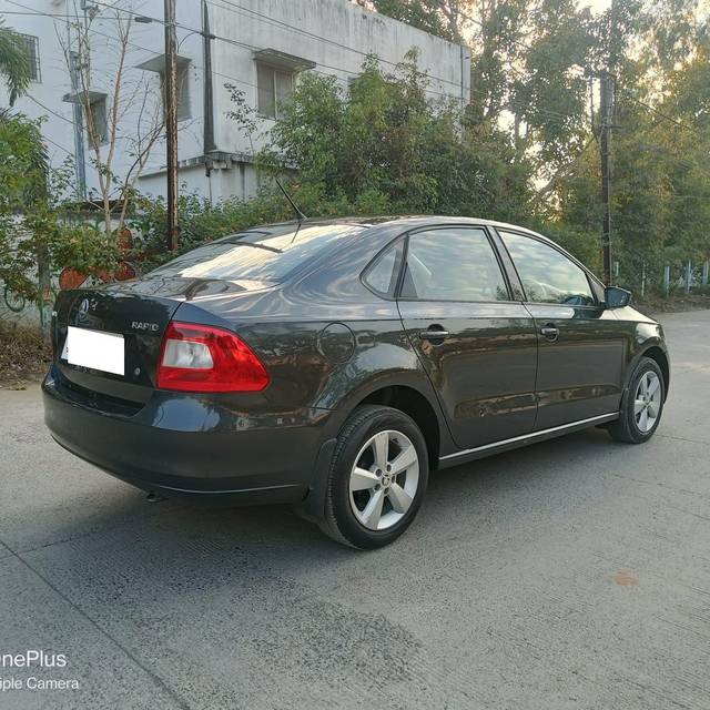 https://images10.gaadi.com/usedcar_image/3822814/original/processed_2bcbe4ab811081fe983dd7fce179caf7.jpg?imwidth=6401