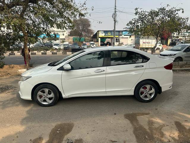 https://images10.gaadi.com/usedcar_image/3824356/original/processed_55d5b608caf6fc3c6a33924f31a80fe9.jpg?imwidth=6402