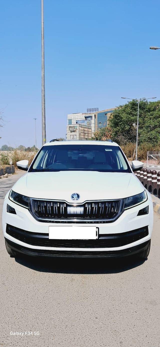 https://images10.gaadi.com/usedcar_image/3827393/original/processed_7b74a64ac7917c98a0246699a40e1bca.jpg?imwidth=6400