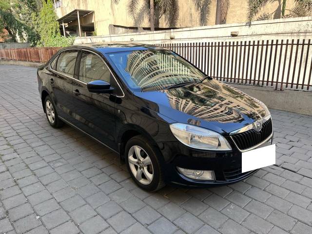 https://images10.gaadi.com/usedcar_image/3828454/original/processed_d3e5717b4174f4ea558a30dc3e9b030c.jpg?imwidth=6400