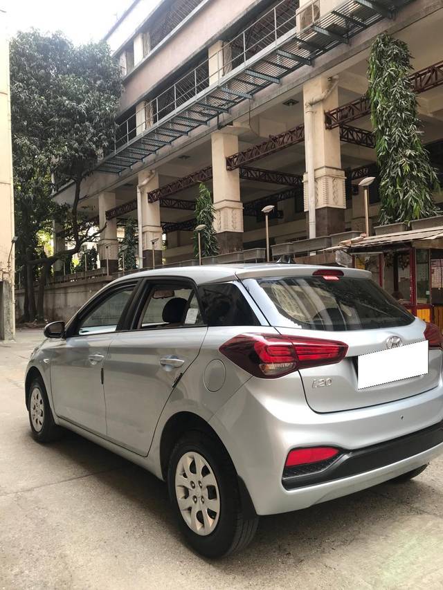 https://images10.gaadi.com/usedcar_image/3878661/original/processed_81734762e1f47c0165cf63d3095c8ca8.jpg?imwidth=6402