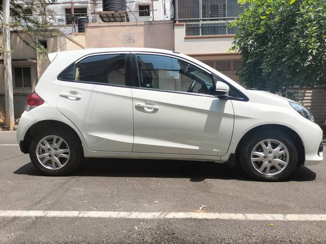 https://images10.gaadi.com/usedcar_image/3883836/original/6006ddb9130075fb5b6e980d5da909b7.jpg?imwidth=6401