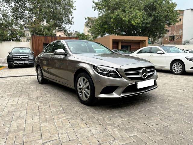 https://images10.gaadi.com/usedcar_image/3891304/original/processed_21d9f6eb31b729b03bbb2d55868ec39d.jpeg?imwidth=6400