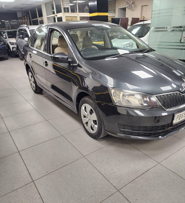 https://images10.gaadi.com/usedcar_image/3895840/original/processed_a7b8766309339bca5681991cf24cca23.jpg?imwidth=6402