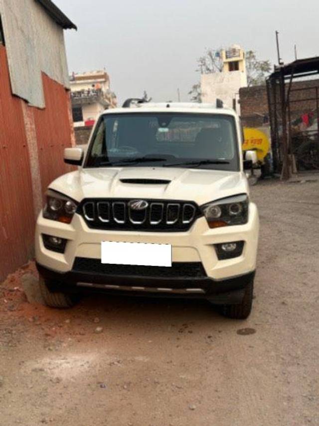 https://images10.gaadi.com/usedcar_image/3914585/original/processed_d323fc34-cba5-4fe6-8878-9ff373ede222.jpeg?imwidth=6400