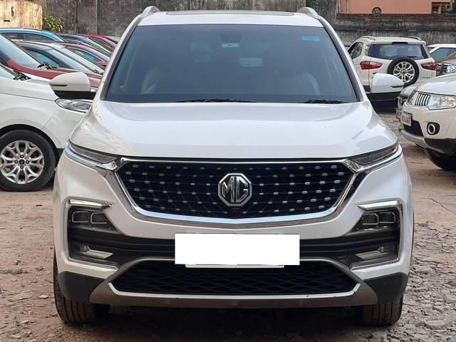 https://images10.gaadi.com/usedcar_image/3914973/original/processed_652779eddd1225f763007f0825df60e4.jpg?imwidth=6402