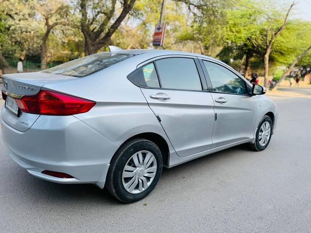 https://images10.gaadi.com/usedcar_image/3923099/original/processed_617e89bf5184165062448f95e6c0bfb5.jpg?imwidth=6401