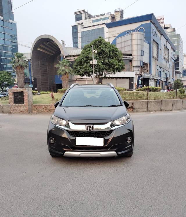 https://images10.gaadi.com/usedcar_image/3926669/original/processed_a736fb8de1ceff7e73c5f24e6da6f821.jpg?imwidth=6400