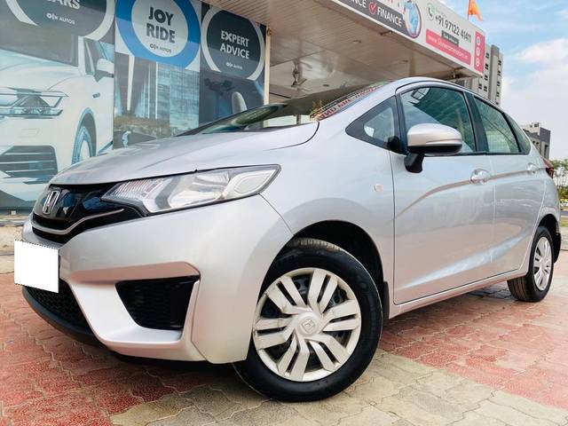 https://images10.gaadi.com/usedcar_image/3933703/original/processed_b5699e9a9931b5811cefc2cc47f76229.jpeg?imwidth=6400