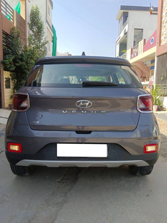 https://images10.gaadi.com/usedcar_image/3934690/original/processed_06e29d0c9a1c9a847a74c2459d97b27d.jpg?imwidth=6402