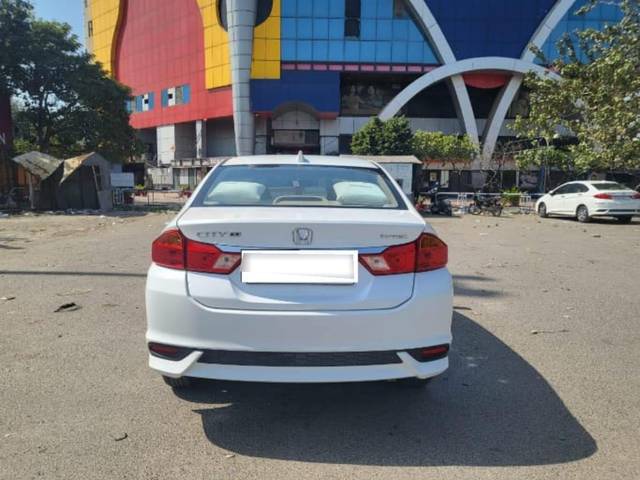 https://images10.gaadi.com/usedcar_image/3940615/original/processed_e649adfdaa72ddce69870d6bc18fbc8a.jpg?imwidth=6402