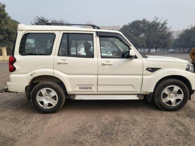 https://images10.gaadi.com/usedcar_image/3940705/original/processed_dcb91a8154efea8541625e31faf8fdbd.jpg?imwidth=6401