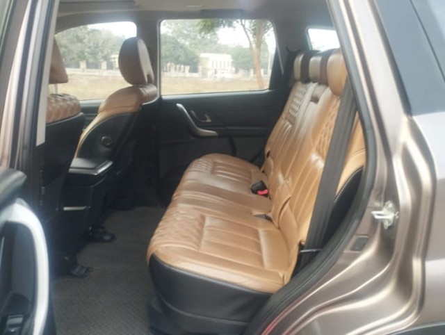 Second-hand 2018 Mahindra XUV500 W11 Option AT for sale in Faridabad-6