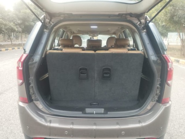 Second-hand 2018 Mahindra XUV500 W11 Option AT for sale in Faridabad-8