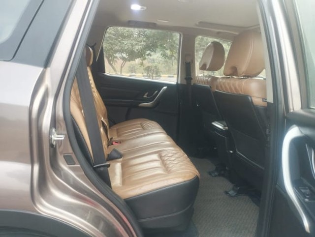 Second-hand 2018 Mahindra XUV500 W11 Option AT for sale in Faridabad-5