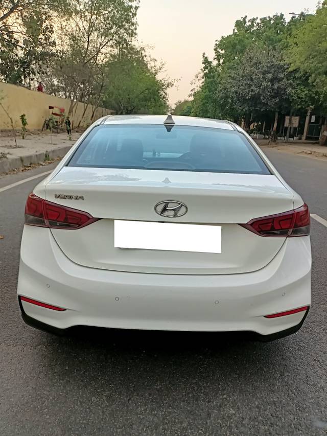 https://images10.gaadi.com/usedcar_image/3943854/original/processed_6cbc4d46cf9eb1e84e0412c14902163f.jpg?imwidth=6401