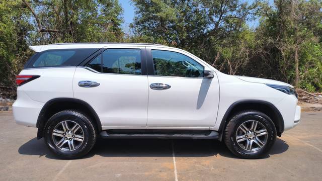 https://images10.gaadi.com/usedcar_image/3945526/original/6b02fccc56b8f88cdf4f18f84a4543d7.jpg?imwidth=6401