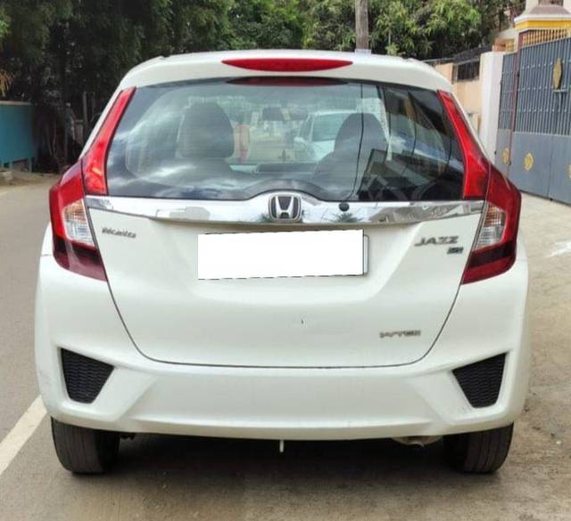 https://images10.gaadi.com/usedcar_image/3945551/original/processed_b01b7b213082f5f693fb3e0aafdefc1e.jpg?imwidth=6401