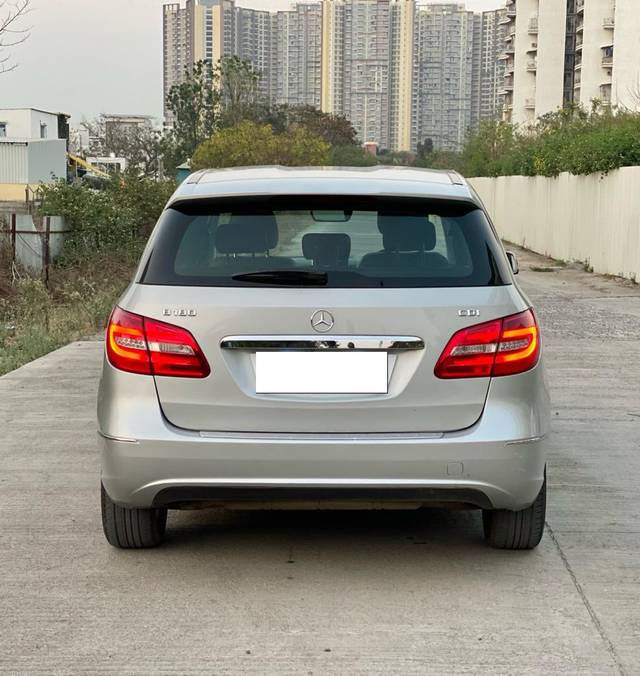 https://images10.gaadi.com/usedcar_image/3948421/original/processed_97809bd60f6ba5466aa8076a2eb12c69.jpg?imwidth=6402