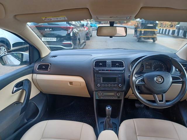 https://images10.gaadi.com/usedcar_image/3954330/original/87d9e68e0beee0eca2f8fc38eebb1958.jpeg?imwidth=6401